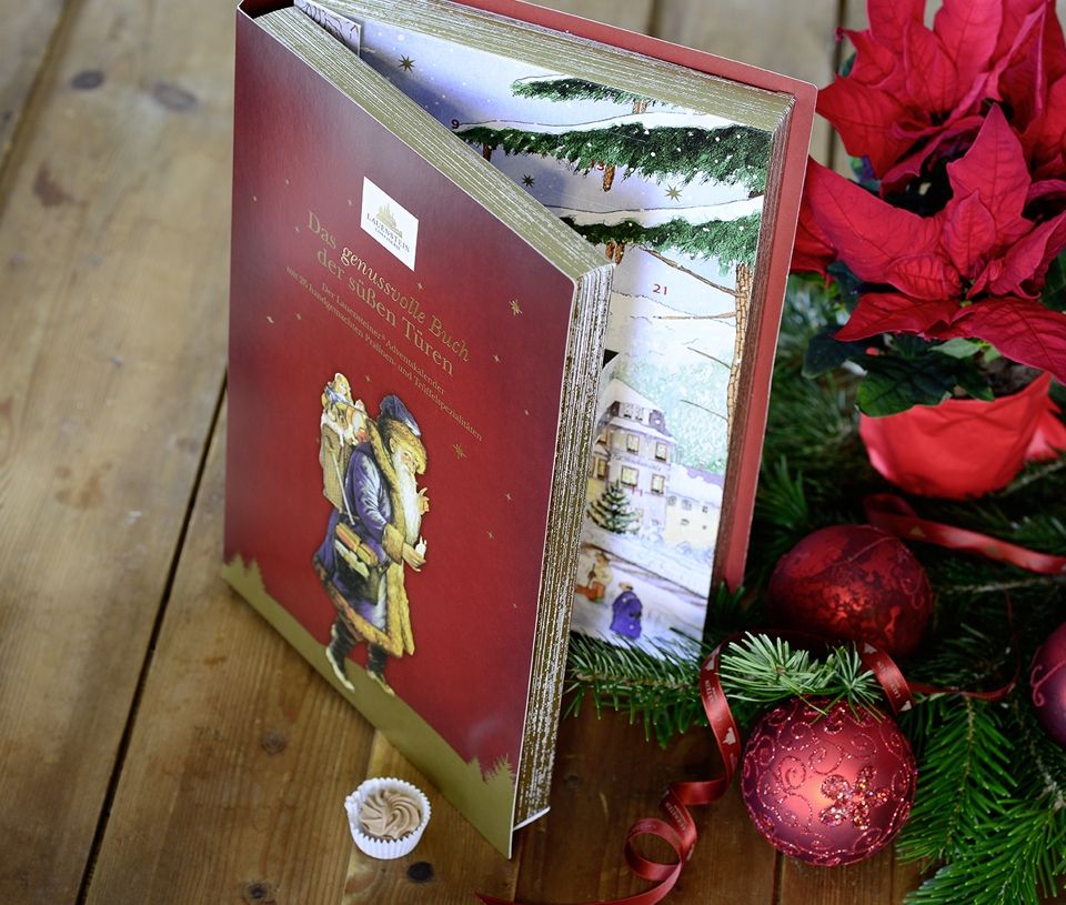 Roter Lauenstein Adventskalender auf weihnachtlichem Hintergrund