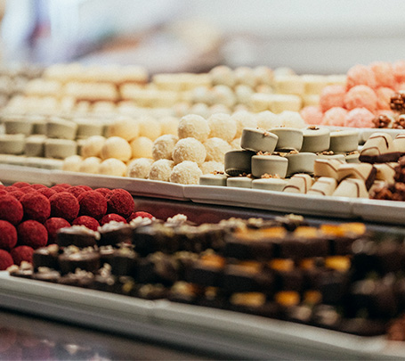 Nahaufnahme der Pralinentheke von Lauensteiner