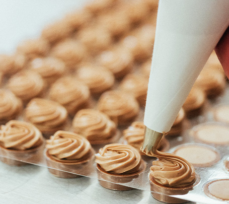 Nahaufnahme der Herstellung von Nougat-Pralinen