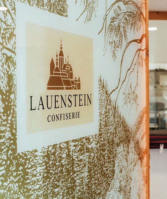 Das Confiserie Burg Lauenstein Logo im Eingang der Fischbachsmühle